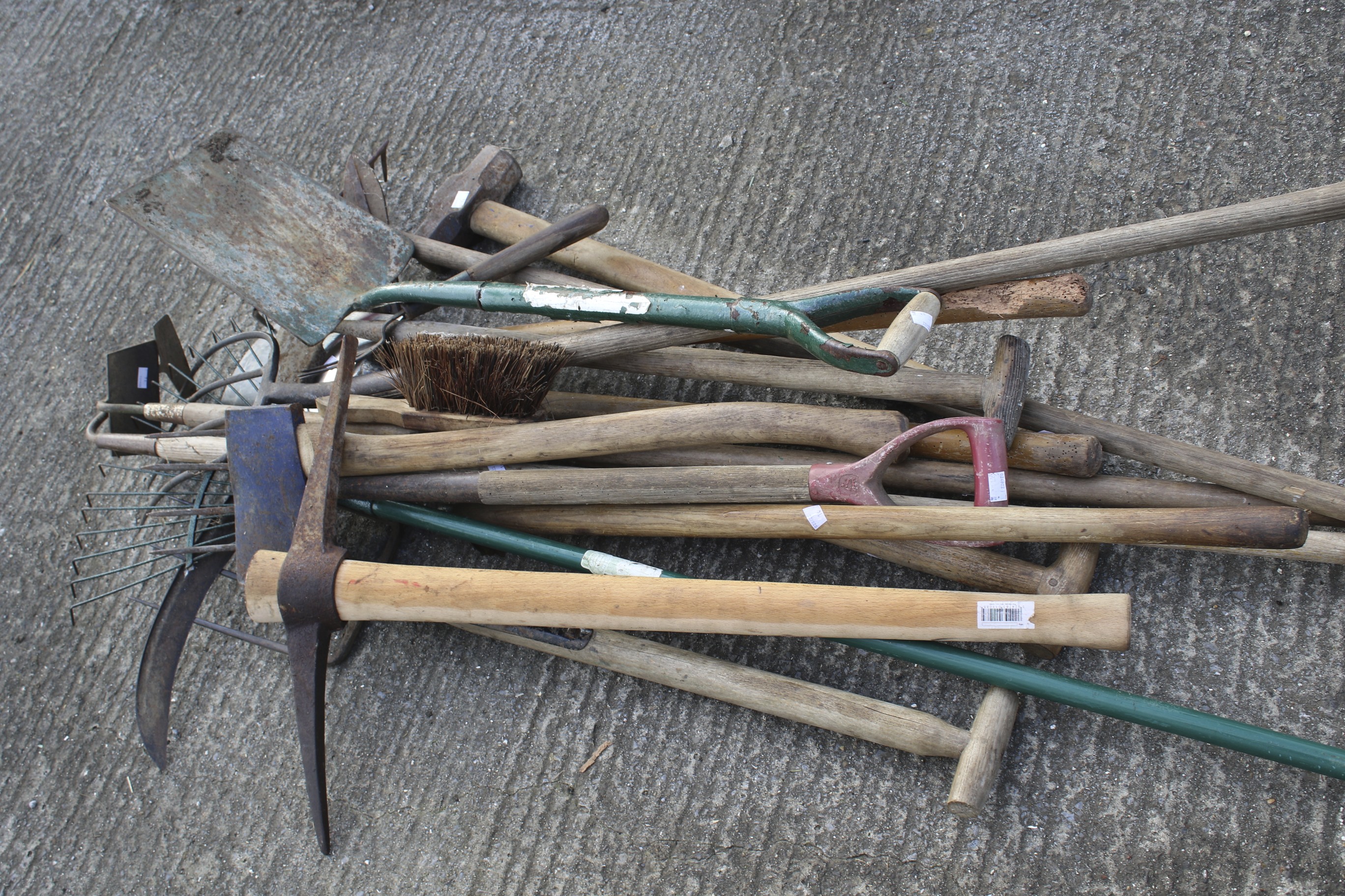 A collection of assorted garden hand tools. Including a lawn rack, shovels, etc. - Image 2 of 2