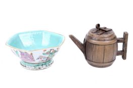 An oriental bowl and teapot.