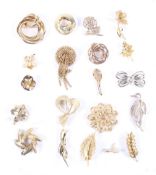 Twenty vintage gold plated brooches. Including including bows, flowers, etc.