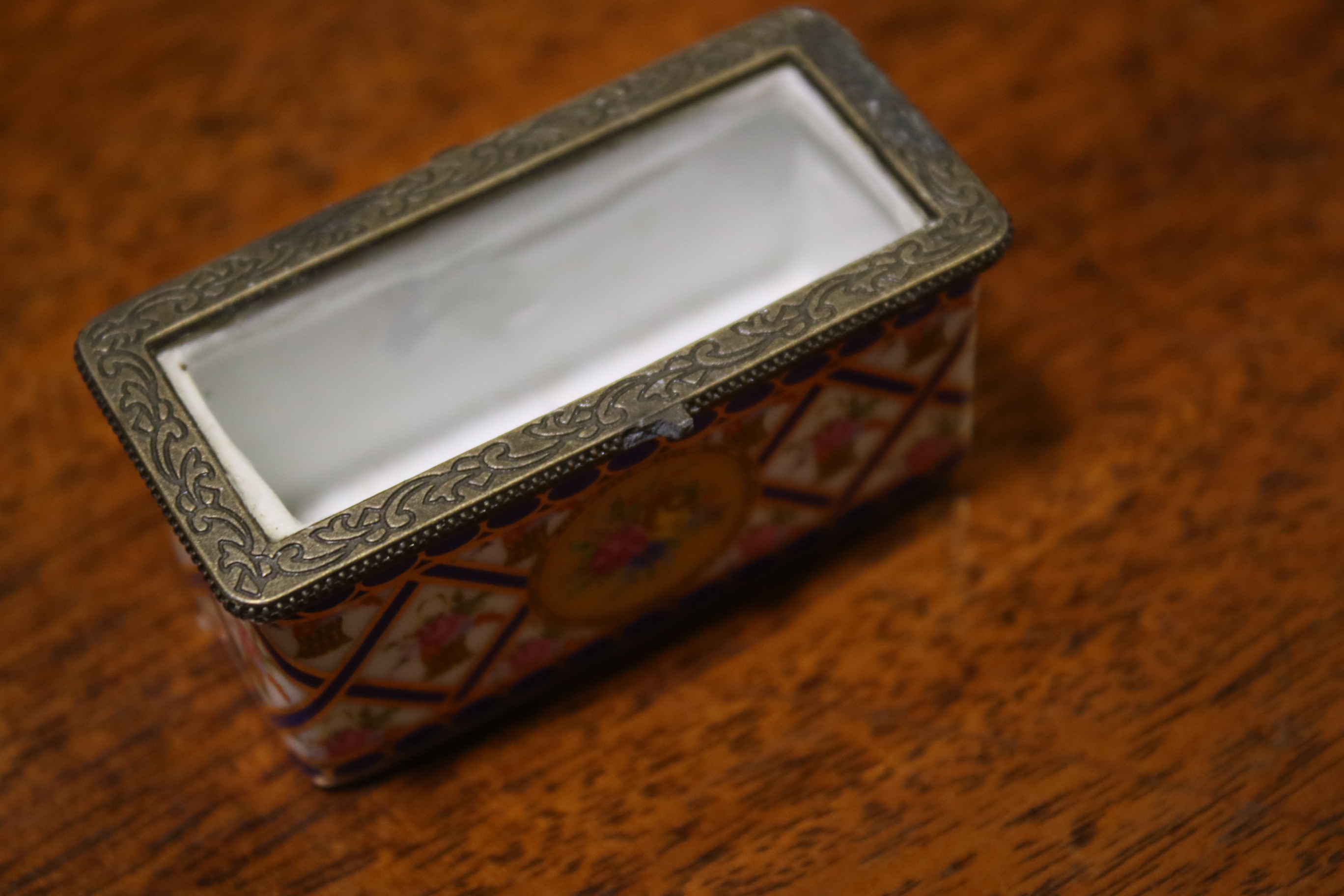 A Continental porcelain three-bottle small perfume decanter case. - Image 10 of 10