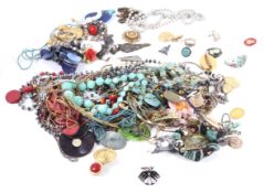 A collection of miscellaneous costume jewellery.