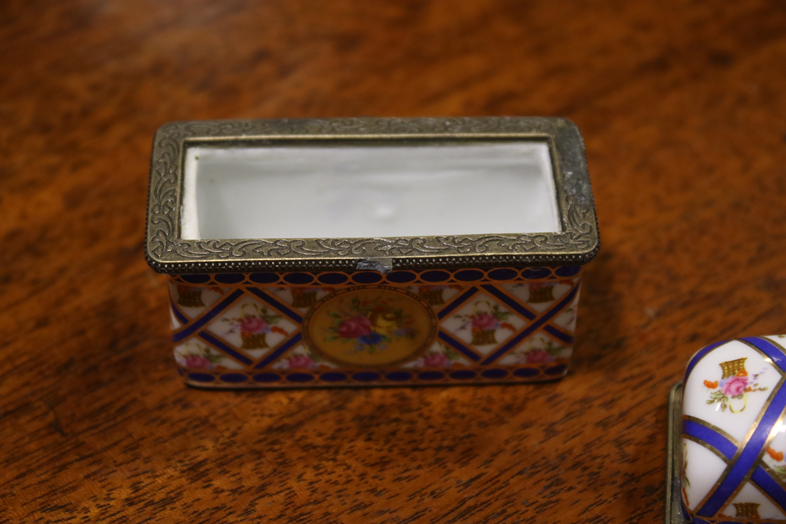 A Continental porcelain three-bottle small perfume decanter case. - Image 6 of 10