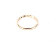 A 9ct gold D-section wedding band. Hallmarks for Birmingham 1942, size Q, 1.