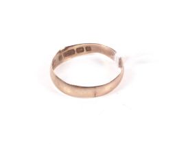 An Edwardian 9ct rose gold wedding band. Hallmarks for Birmingham 1902, 3.