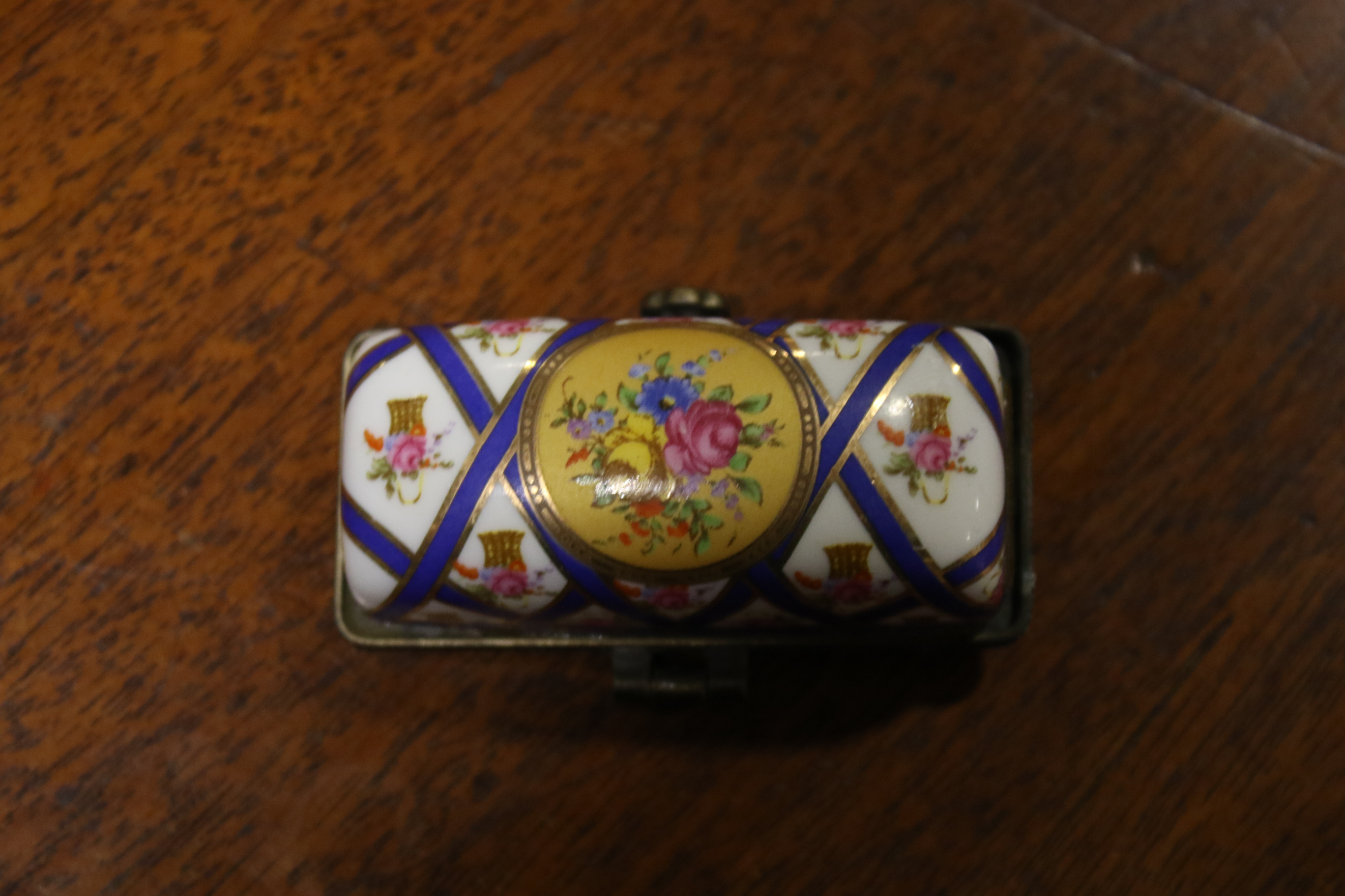 A Continental porcelain three-bottle small perfume decanter case. - Image 8 of 10