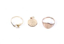 An early 20th century 9ct rose gold oval signet ring. The shank damaged and stamped '9c(?)', 4.