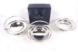 Three Mappin & Webb silver-plated round pedestal cake stands.