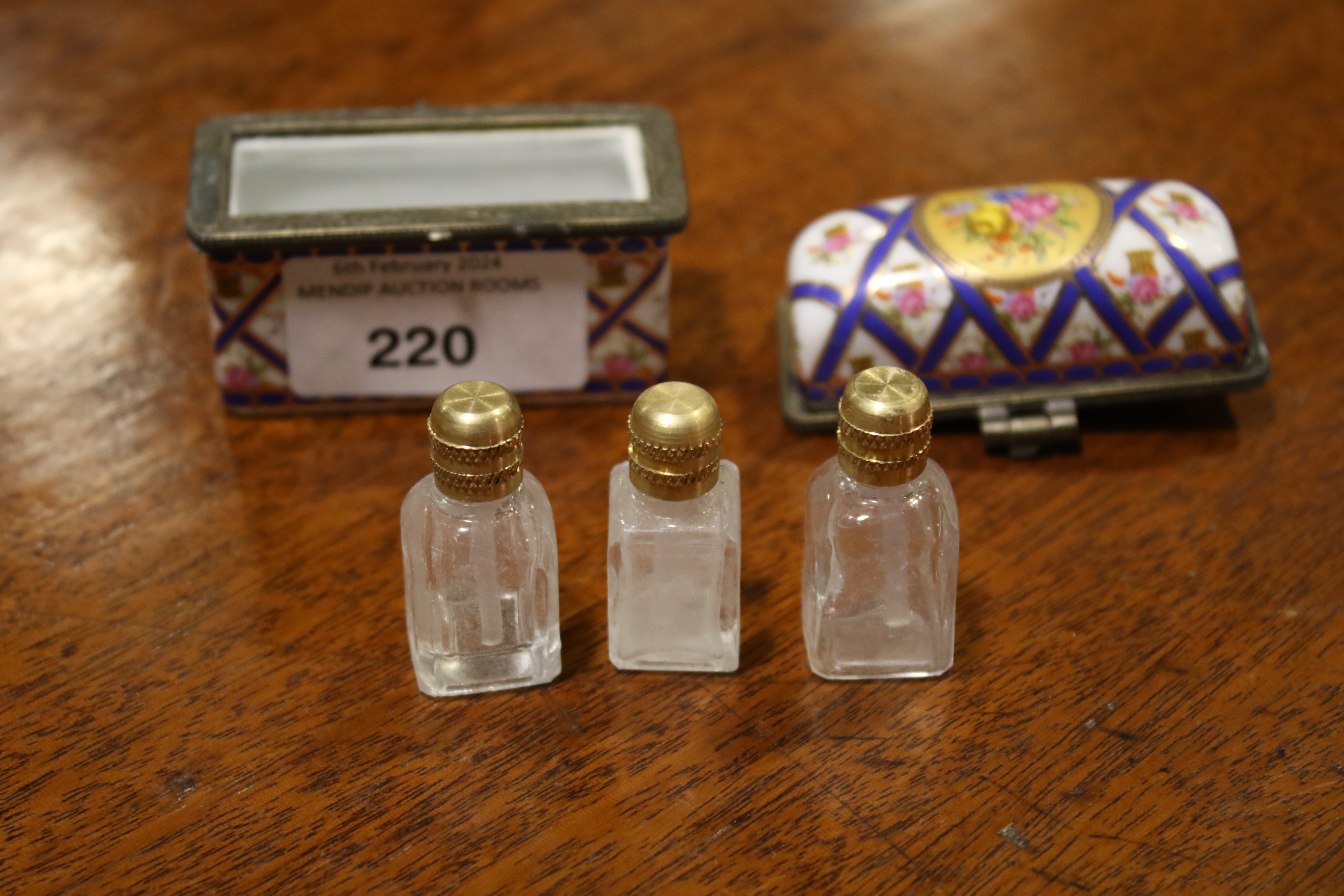 A Continental porcelain three-bottle small perfume decanter case. - Image 3 of 10