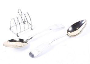 A silver toast rack and two Continental white metal fiddle pattern serving spoons.
