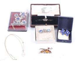 A collection of jewellery.