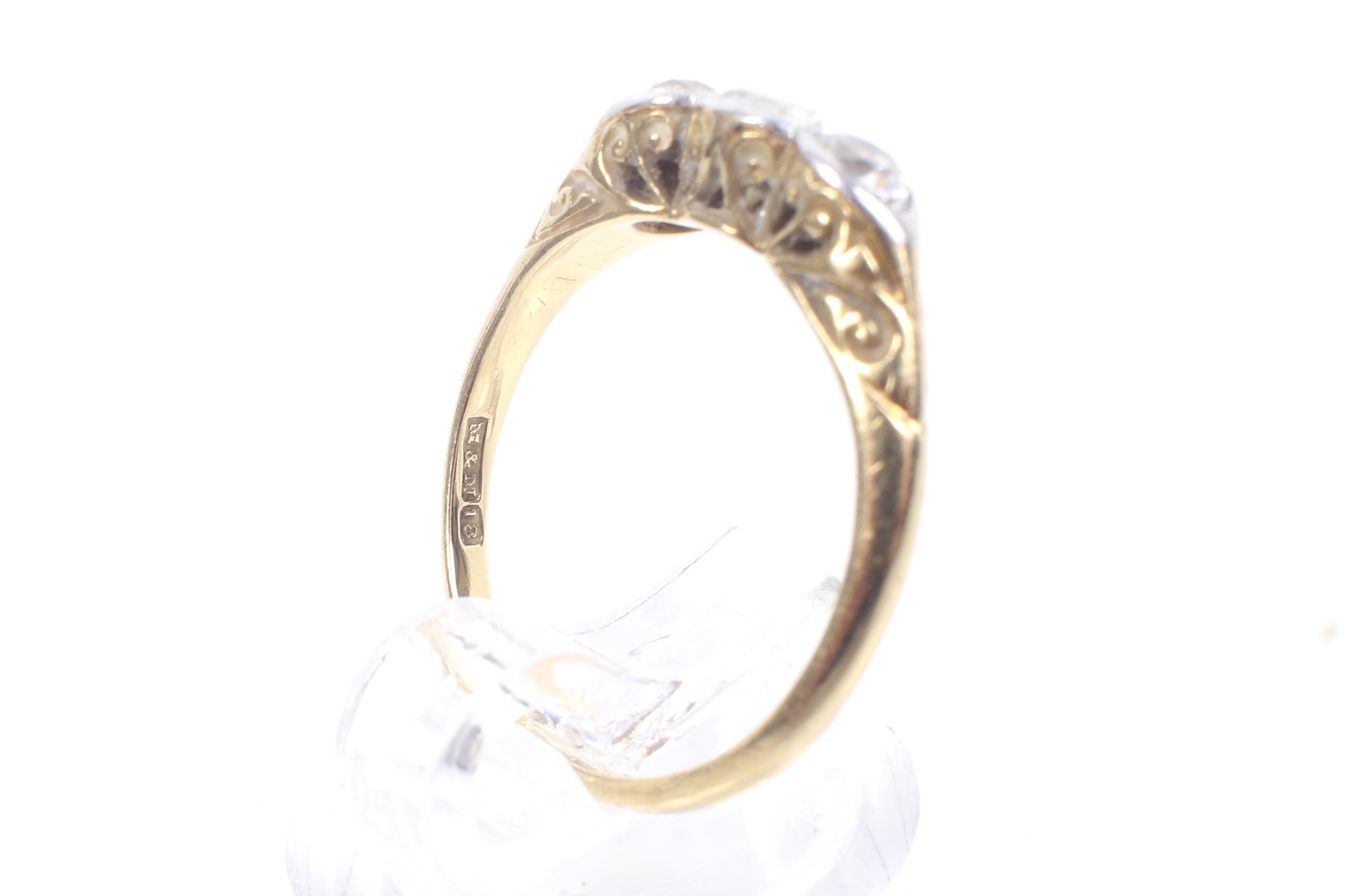 An early 20th century platinum-flashed gold and diamond three stone ring. - Image 4 of 8