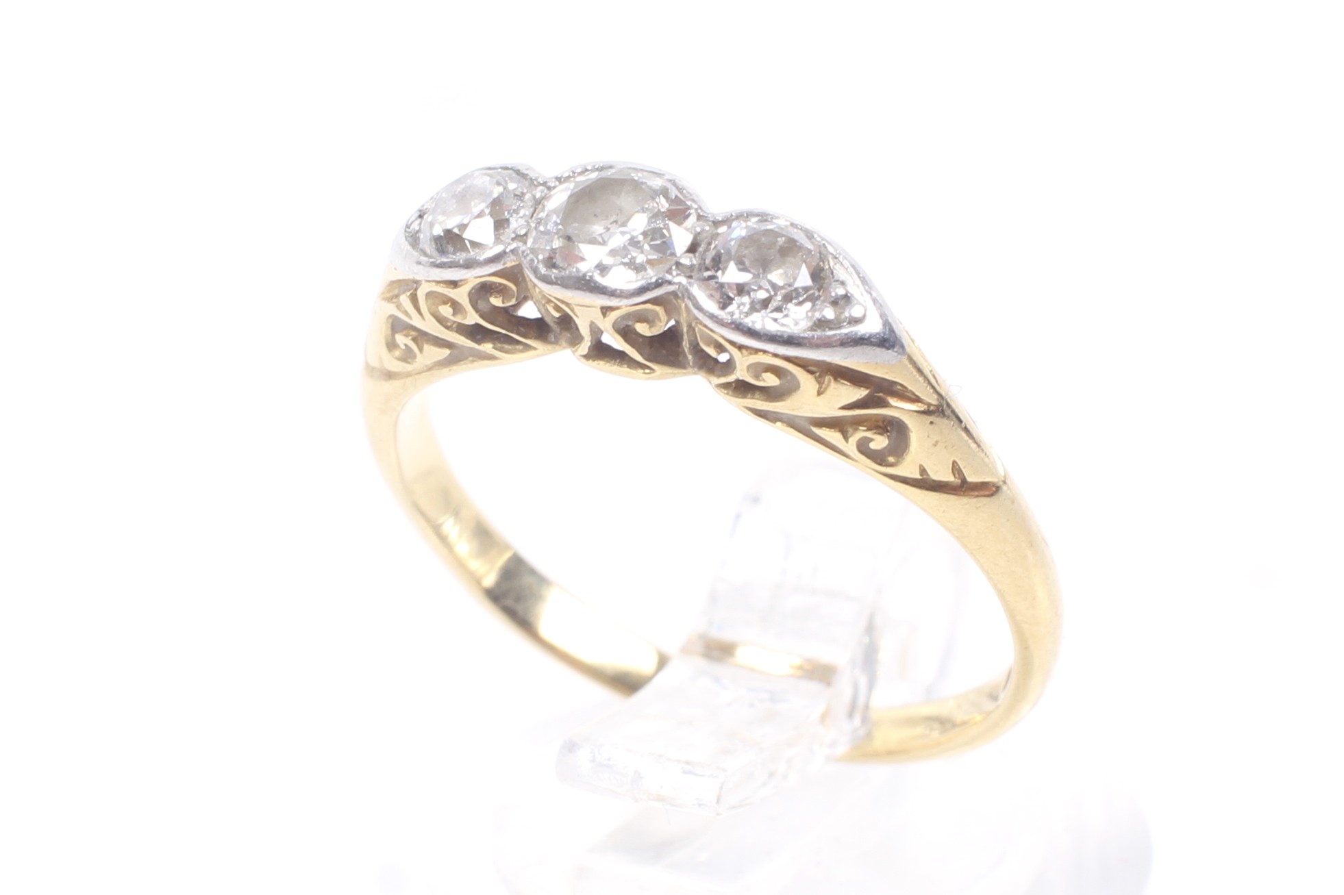 An early 20th century platinum-flashed gold and diamond three stone ring. - Image 5 of 8