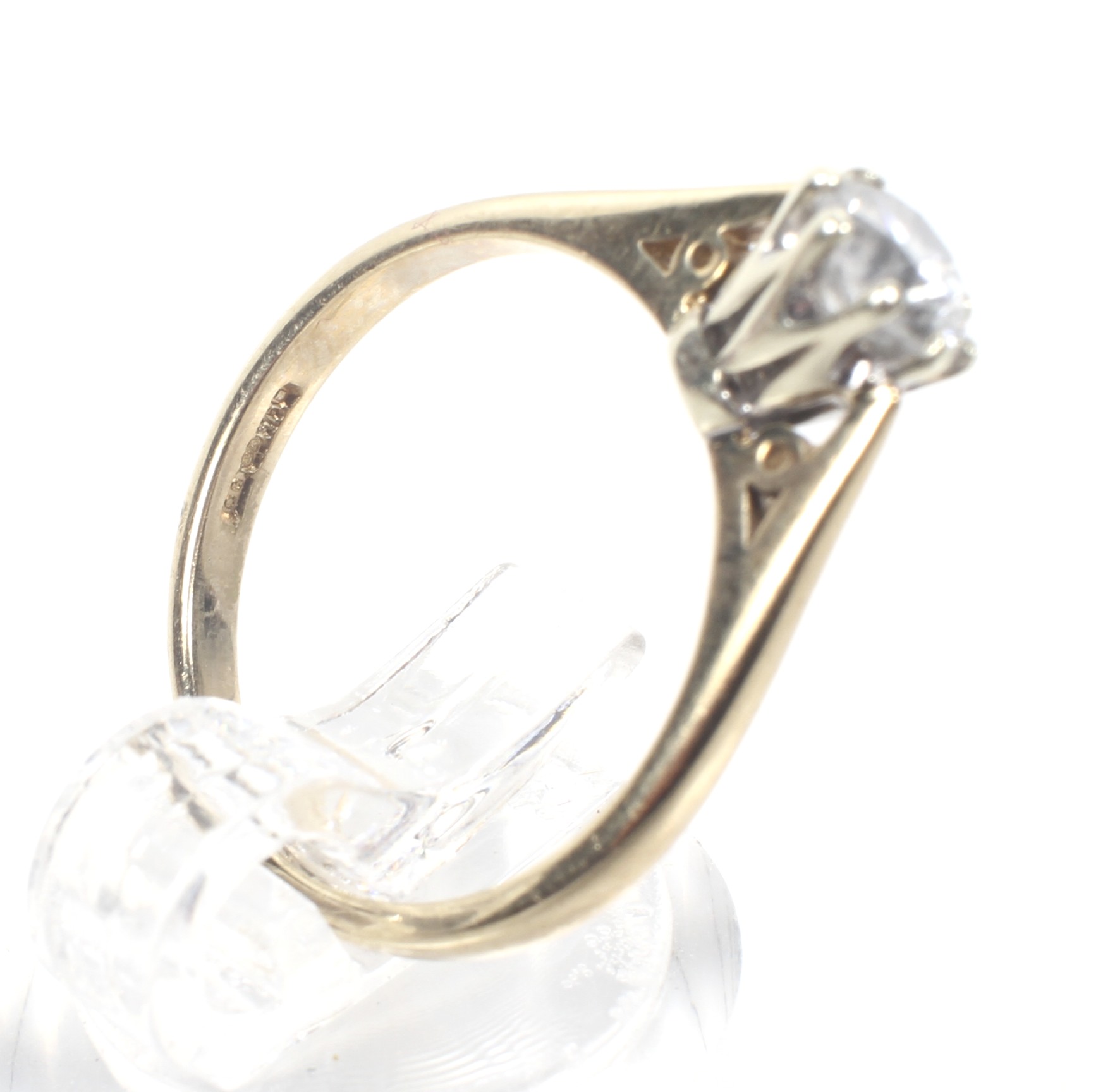 A vintage 9ct white and yellow gold and diamond solitaire ring. The round brilliant approx. 0. - Image 4 of 4