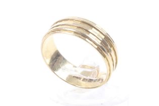 A vintage 18ct gold 'patterned' broad wedding band. Hallmarks for London 1966, 10.