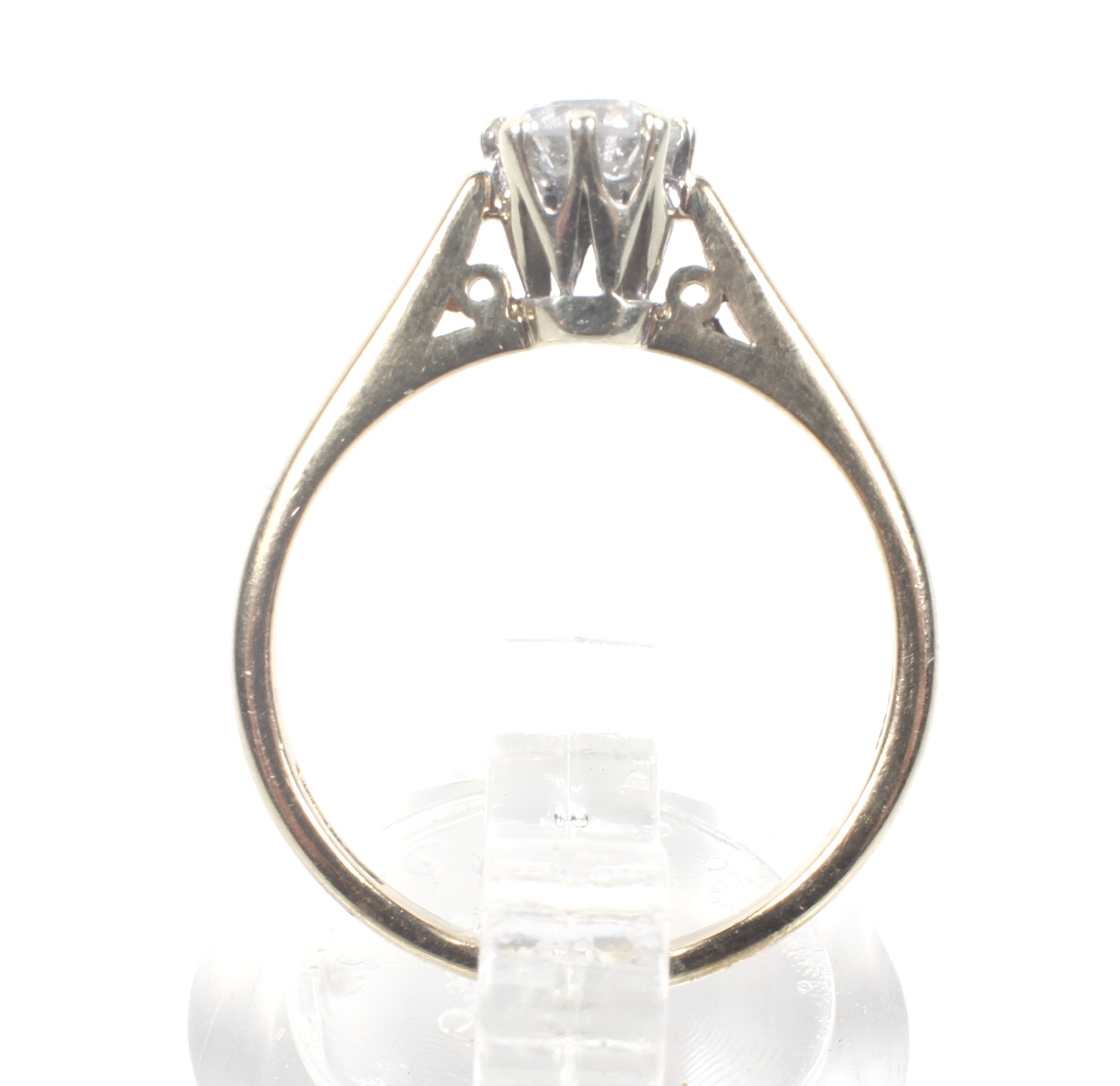 A vintage 9ct white and yellow gold and diamond solitaire ring. The round brilliant approx. 0. - Image 3 of 4