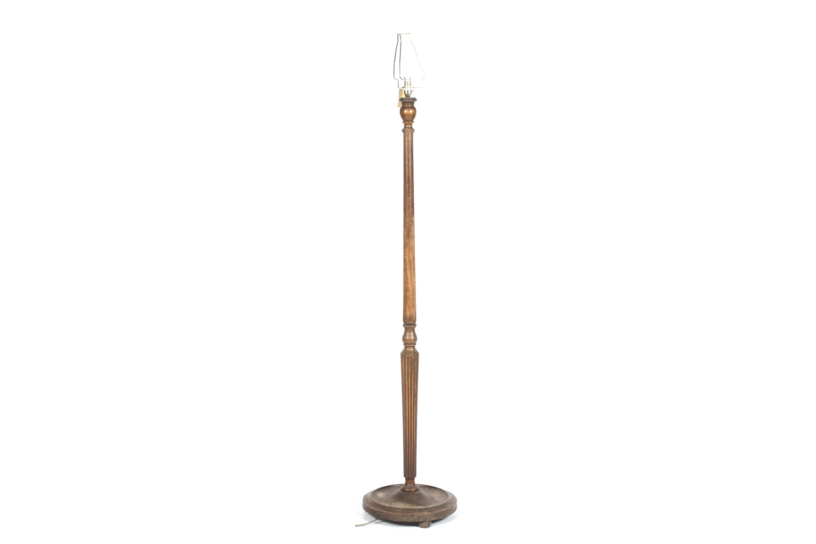 An early/mid-20th century mahogany standard lamp. With turned and ribbed column, on a round base.