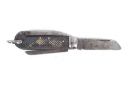 A WWII British military clasp knife. Dated 1943. L9.
