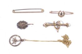 A small collection gold jewellery. Comprising three gold brooches, 4.