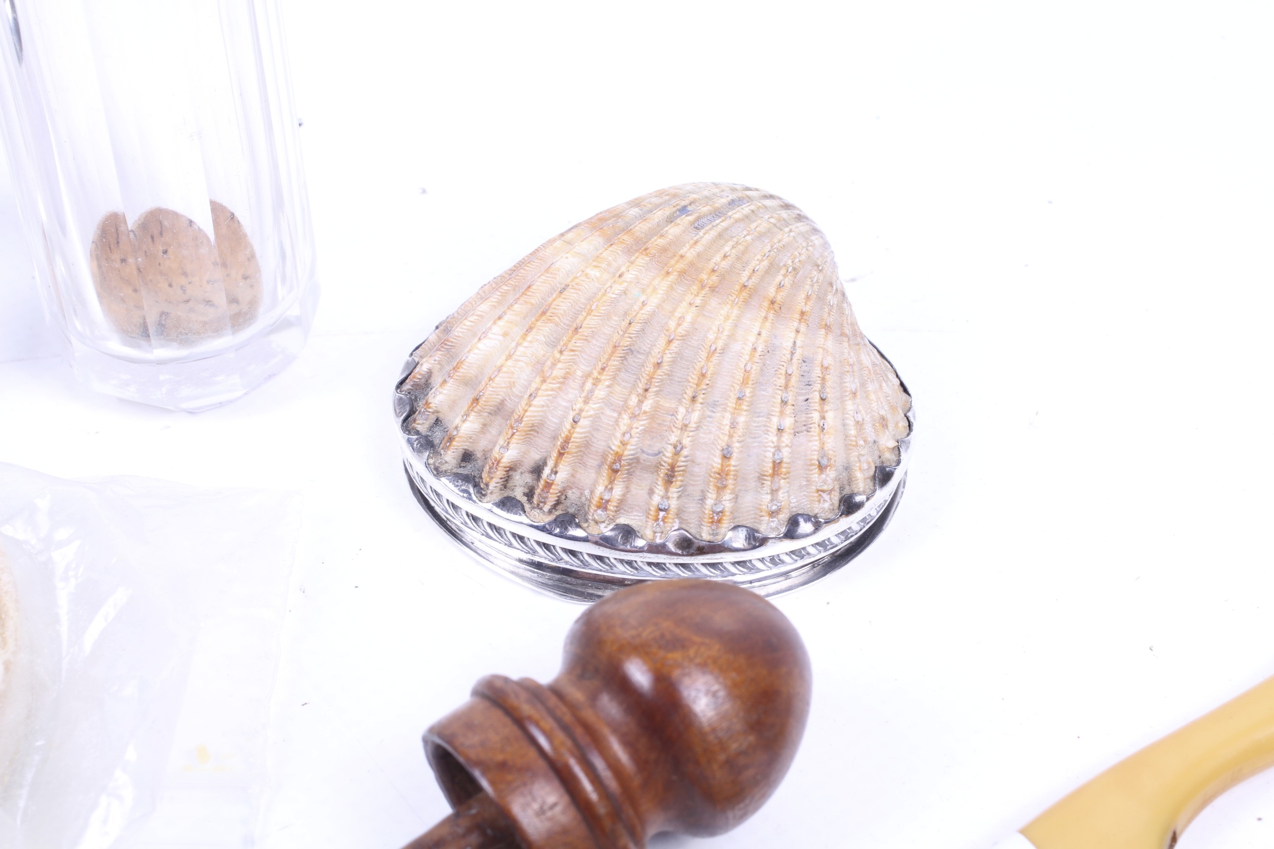 A collection of silver and objects to include a silver mounted cowrie shell box/compact. - Image 2 of 2