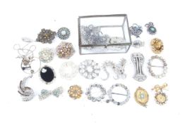 An assortment of twenty five costume jewellery brooches.