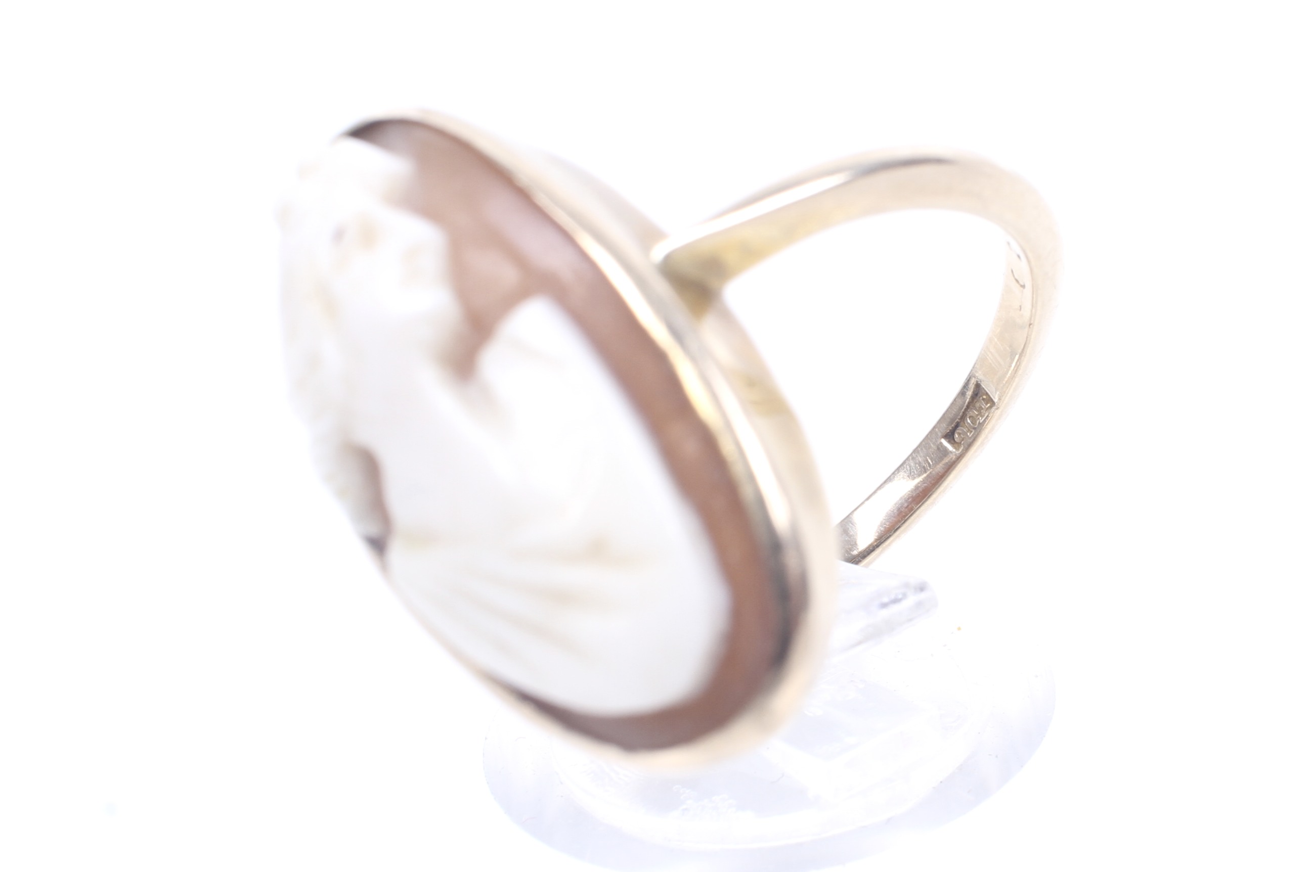 An early 20th century gold and oval shell cameo ring. - Image 4 of 4