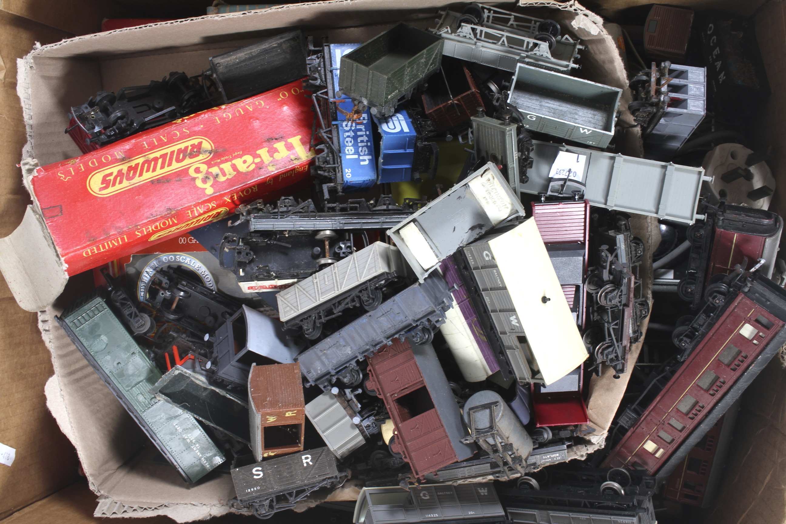 A large collection of assorted OO gauge model railway accessories. - Image 2 of 2