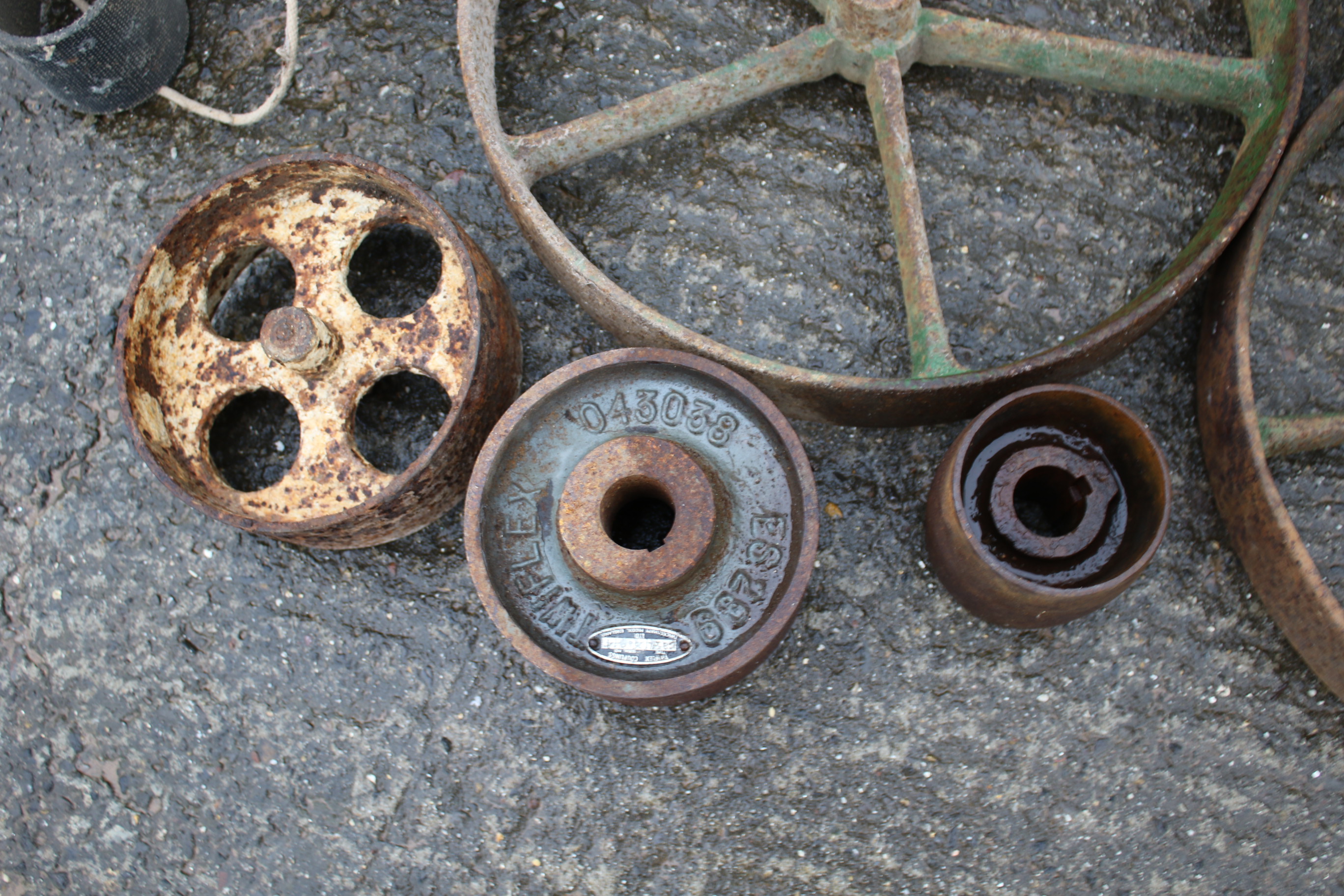 A collection of cast iron and stationary engine wheels. - Image 4 of 5