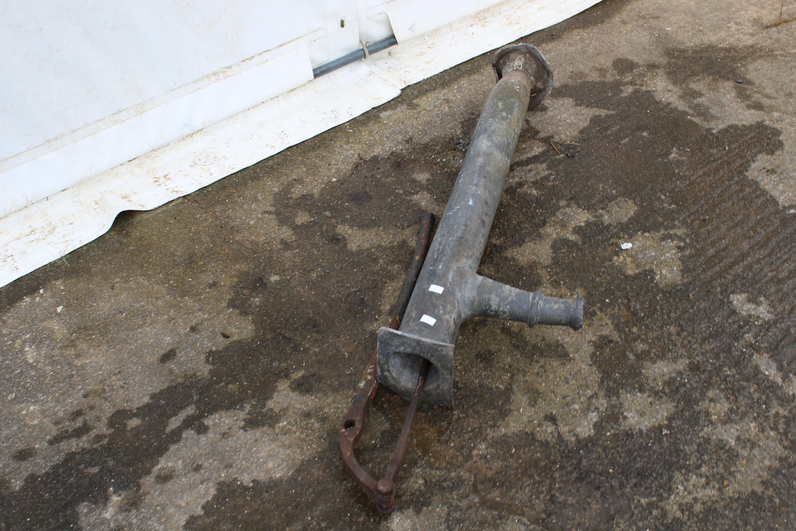 A lead water pump. Complete with iron handle, L132cm. - Image 2 of 2