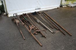 A collection of vintage tools. Noting trenching tools and hoes etc, qty 15 approx.