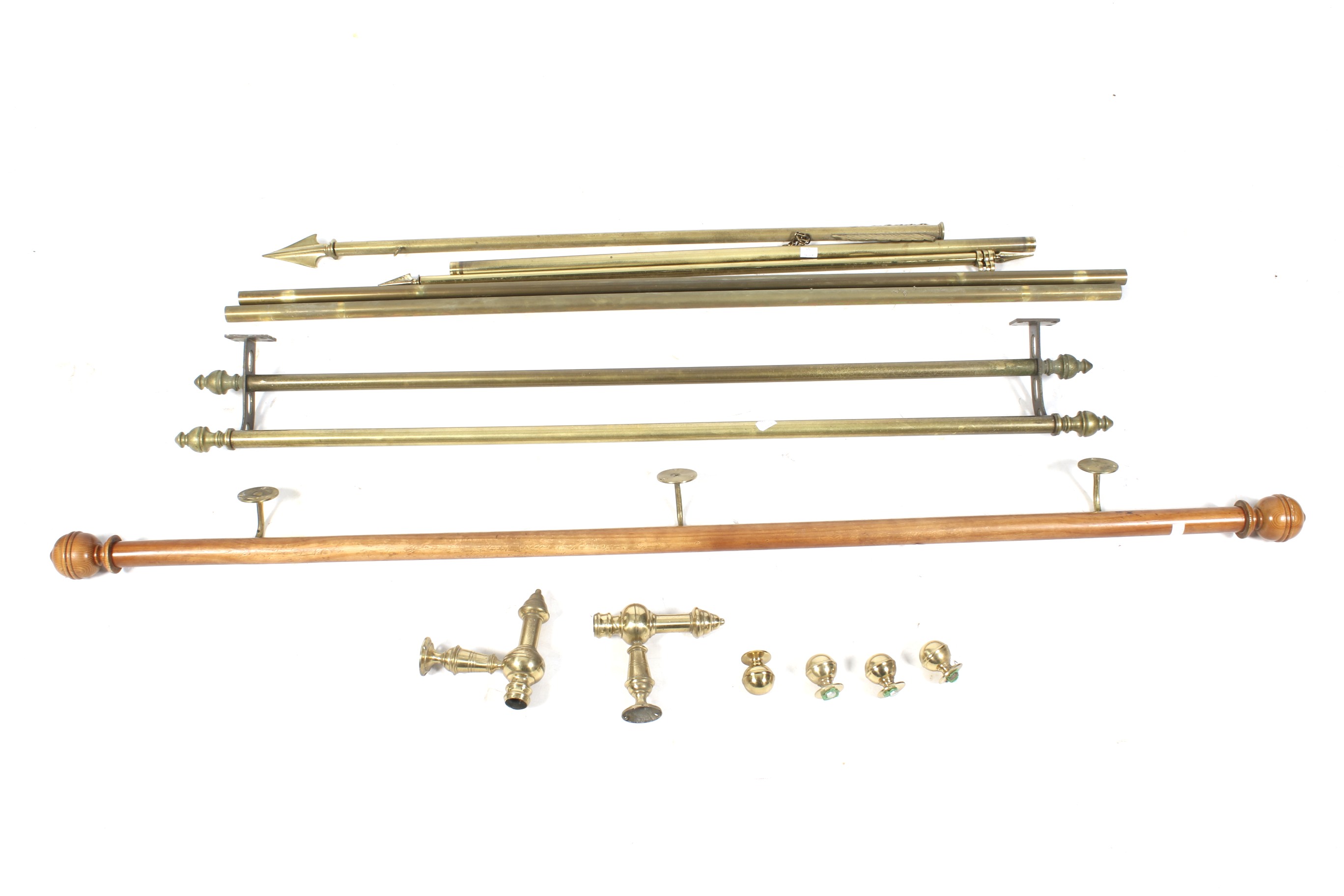 An assortment of curtain poles. Including brass examples and a single turned wooden pole. Max.