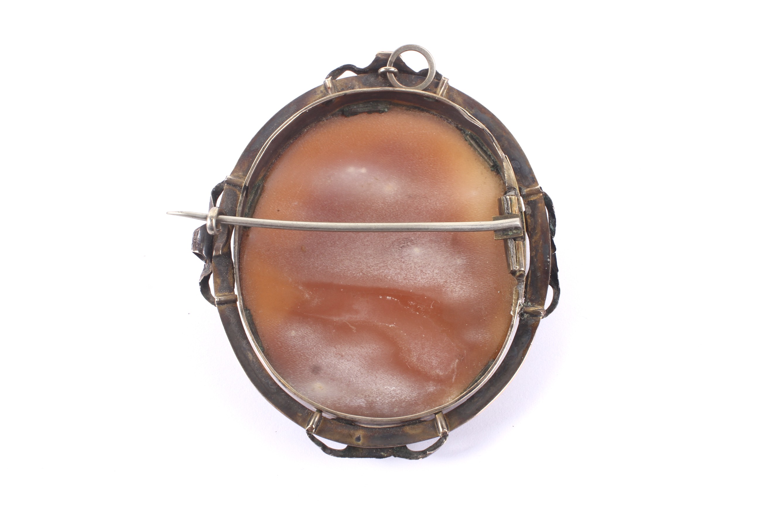 A Victorian gold and oval shell cameo brooch depicting a neo-classical female figure figure. - Image 2 of 2