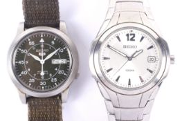 Seiko, two gentleman's stainless steel bracelet watches.