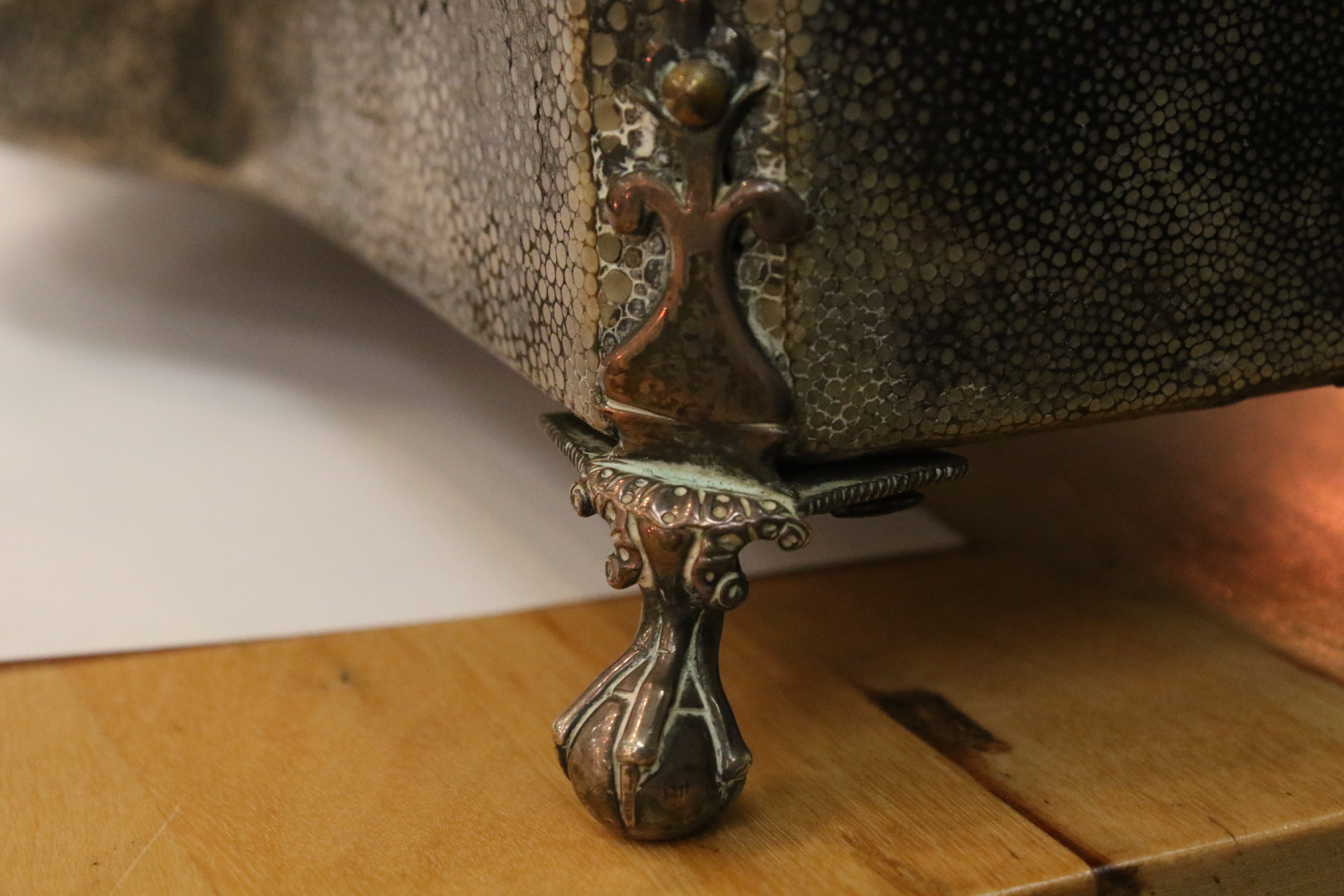 A George III silver mounted shagreen tea caddy case. - Bild 12 aus 19