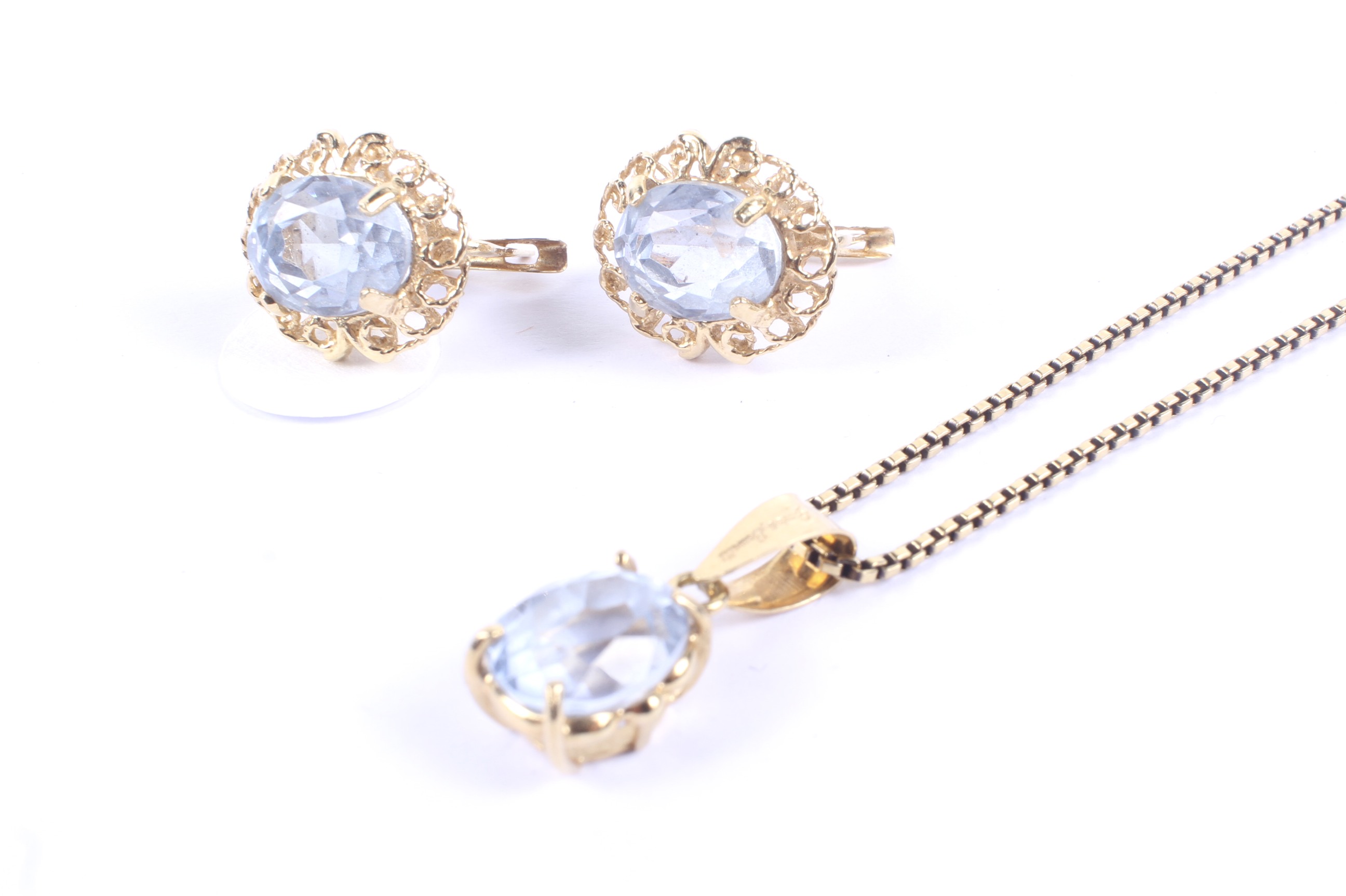 An Italian pale-blue synthetic-spinel imitating-aquamarine pendant and matching earrings. - Bild 2 aus 2