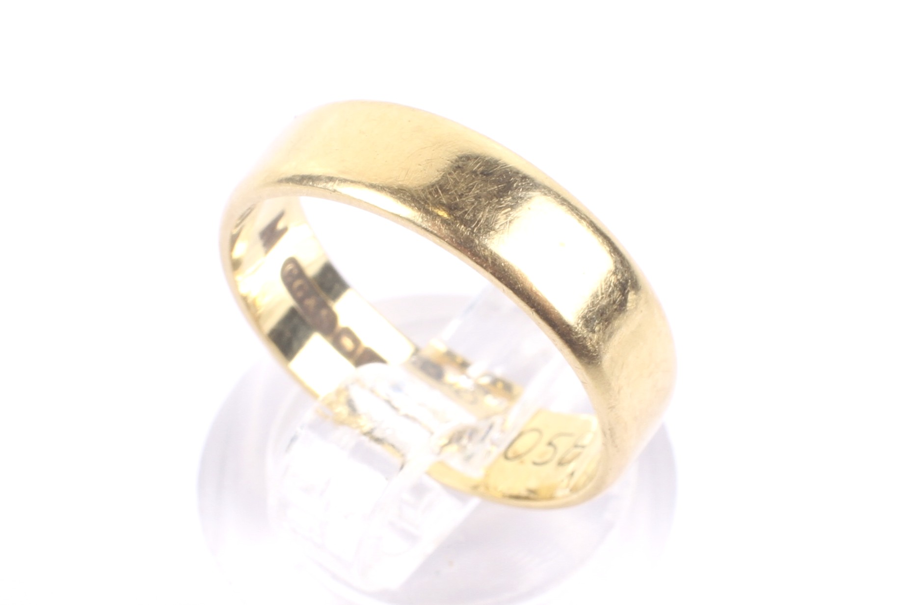 A vintage 18ct gold wedding band. Hallmarks for Birmingham 1972, 5mm wide, size leading-edge L+, 3.