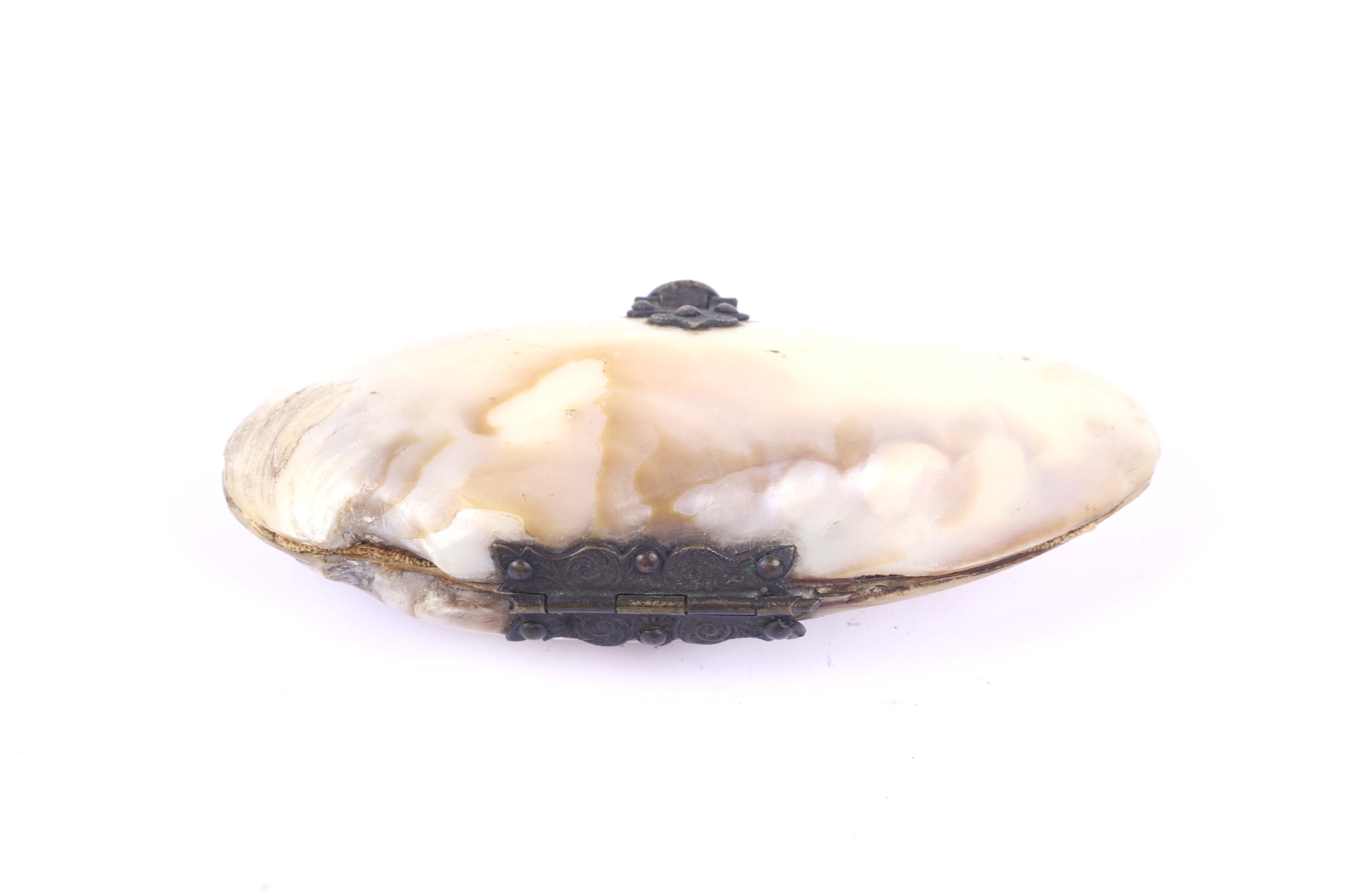 A Victorian mounted shell-oval purse. - Image 2 of 3