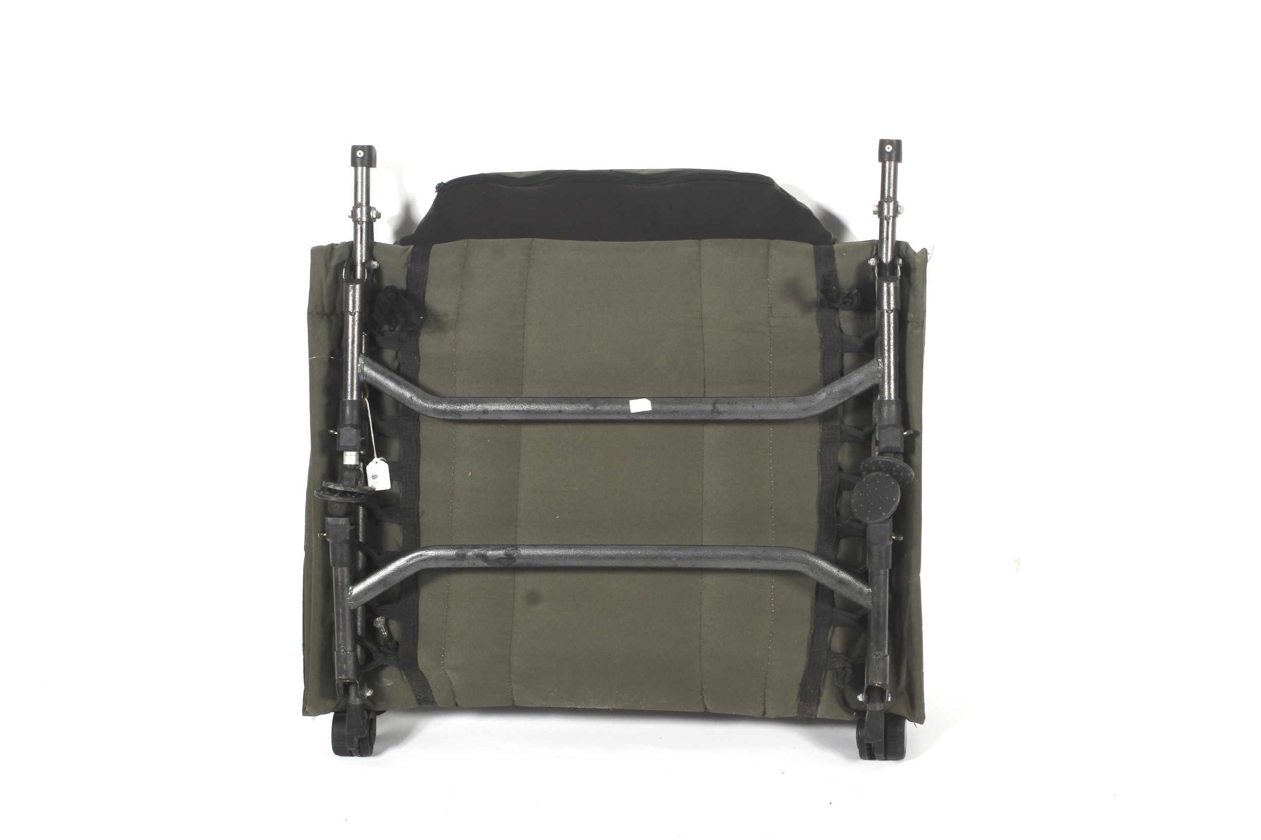 A carp fishing bed chair and a folding day chair. - Image 6 of 9