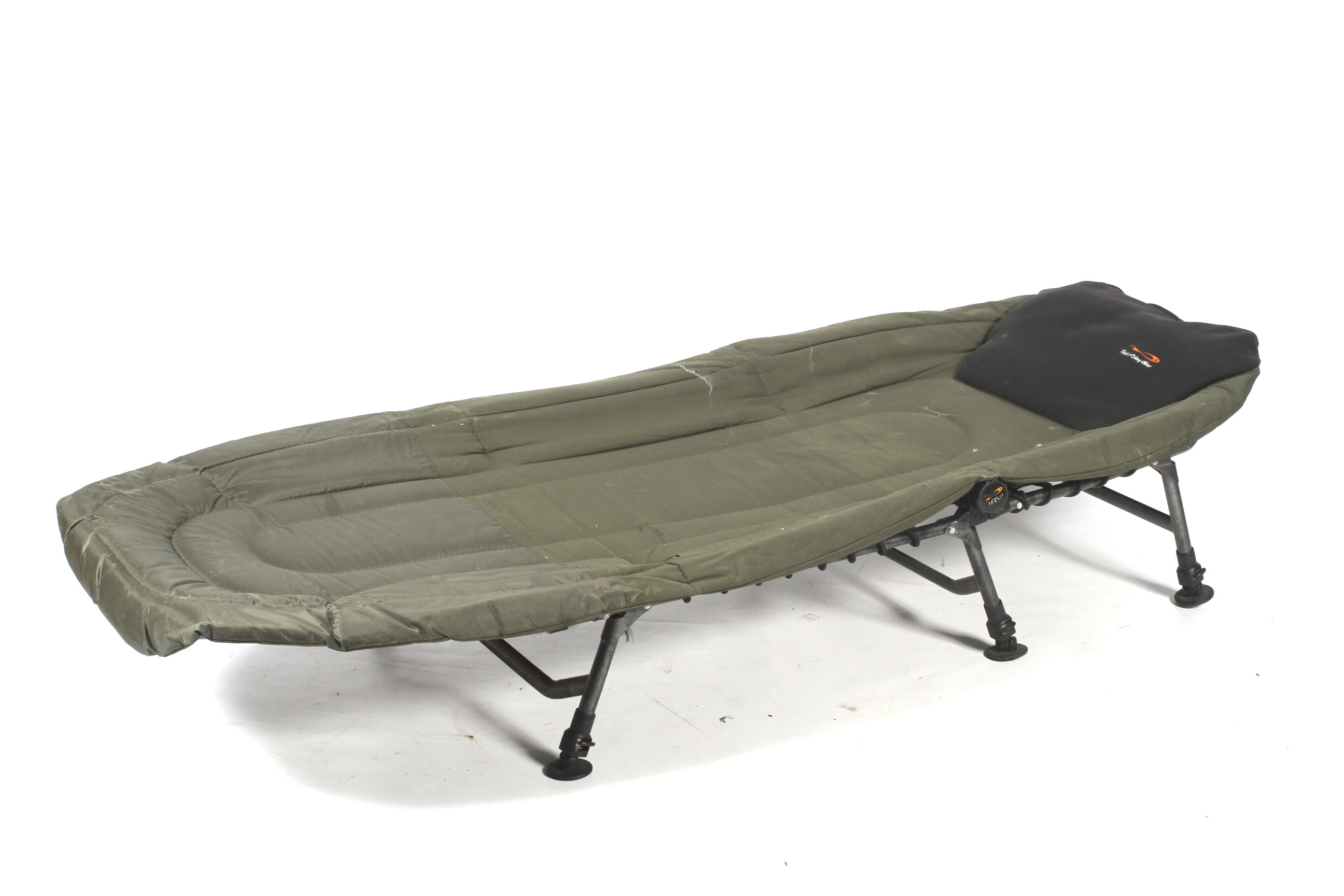 A carp fishing bed chair and a folding day chair. - Image 7 of 9