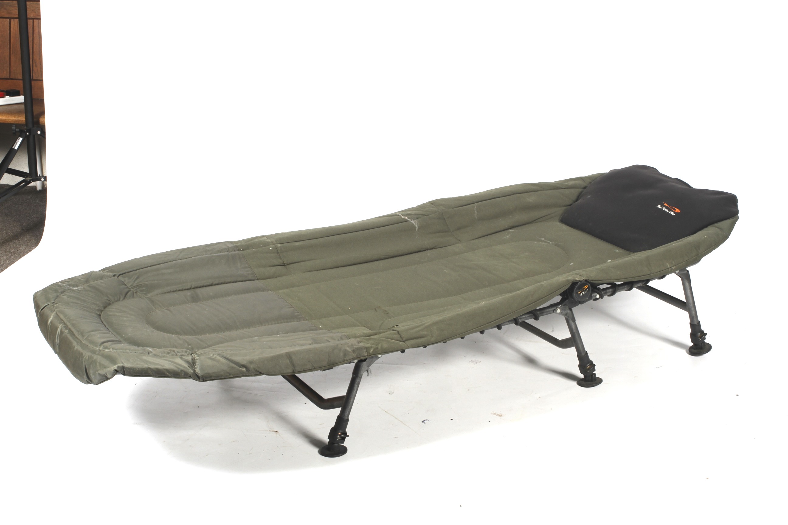 A carp fishing bed chair and a folding day chair. - Image 5 of 9