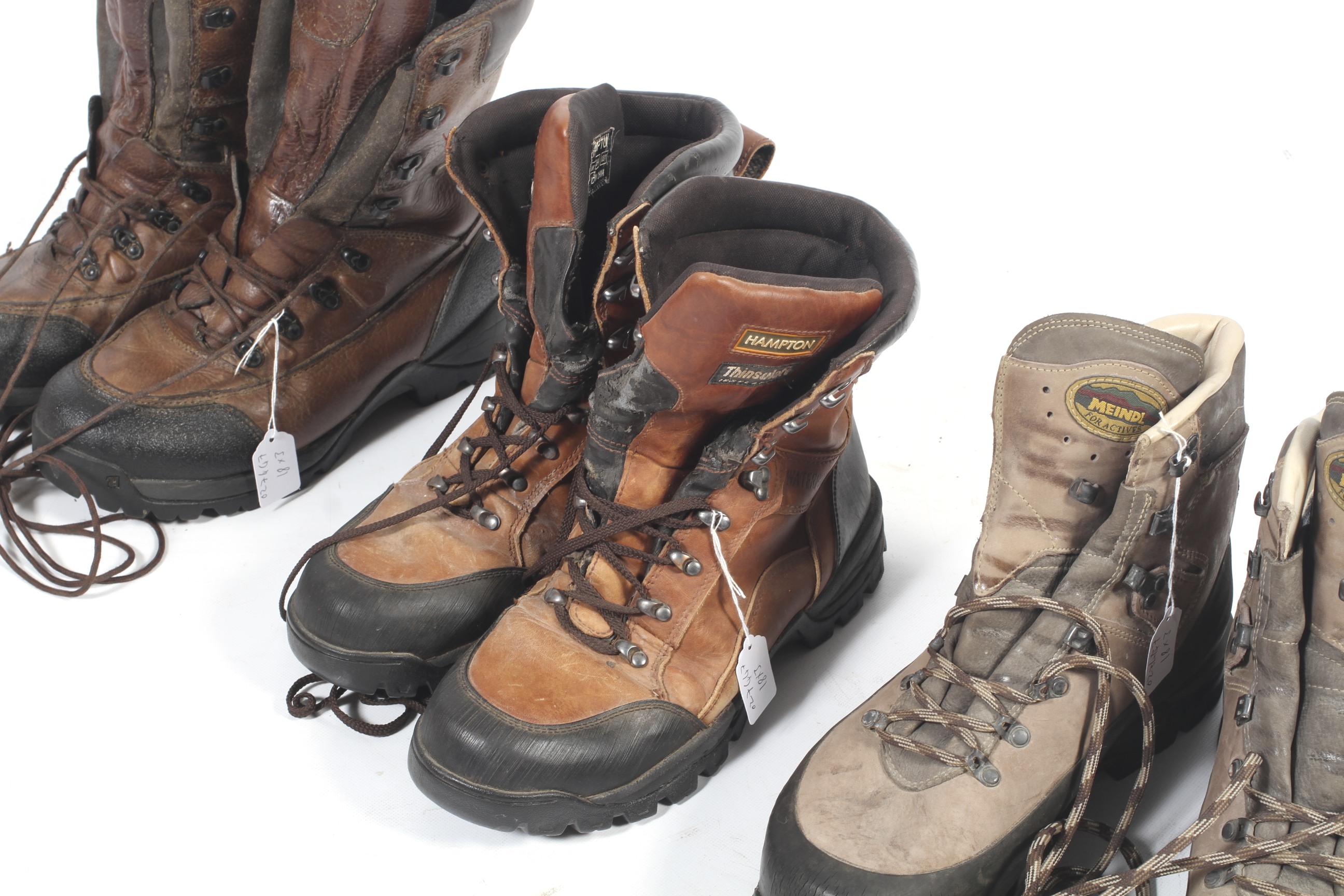 Three pairs of outdoor walking boots. - Bild 3 aus 4