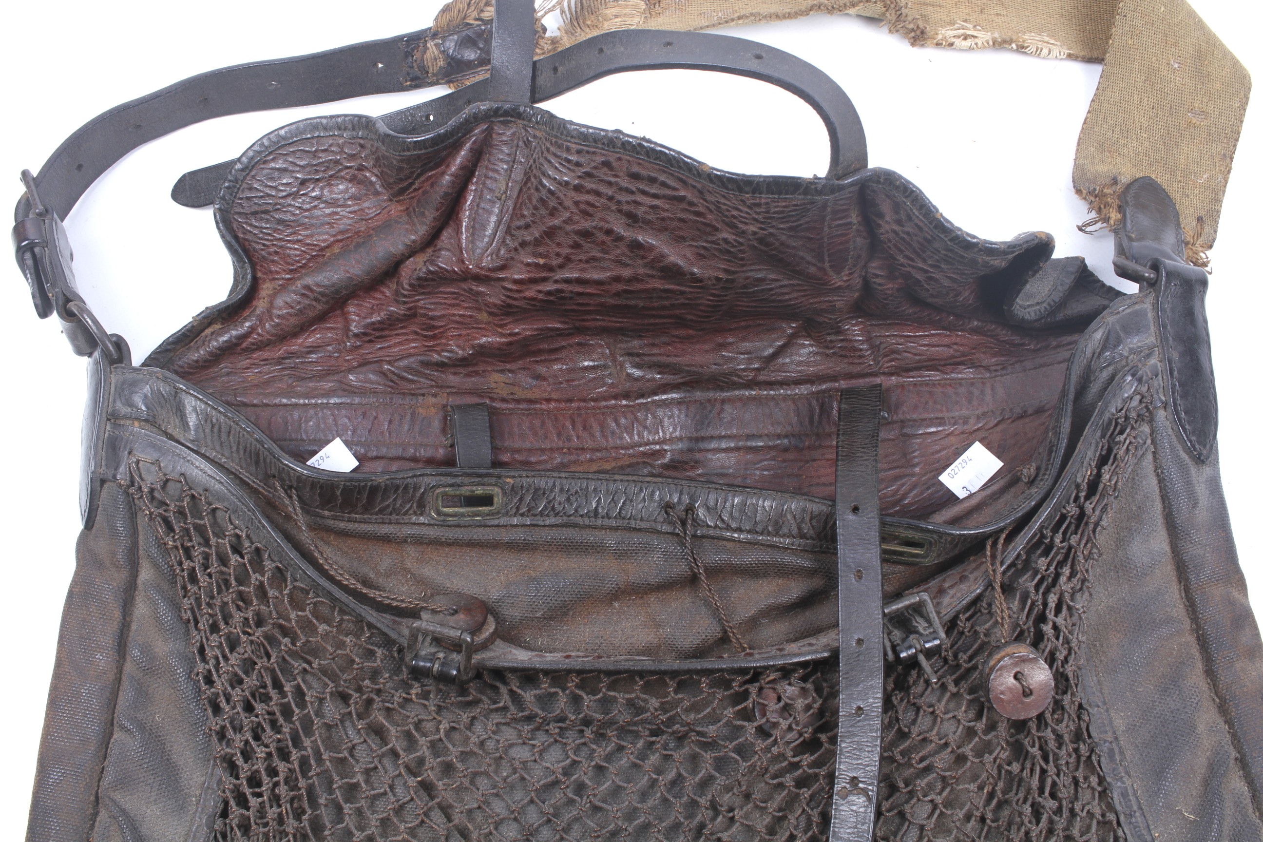 A waxed game keeper's bag. In brown with netting and canvas handle. - Bild 2 aus 2