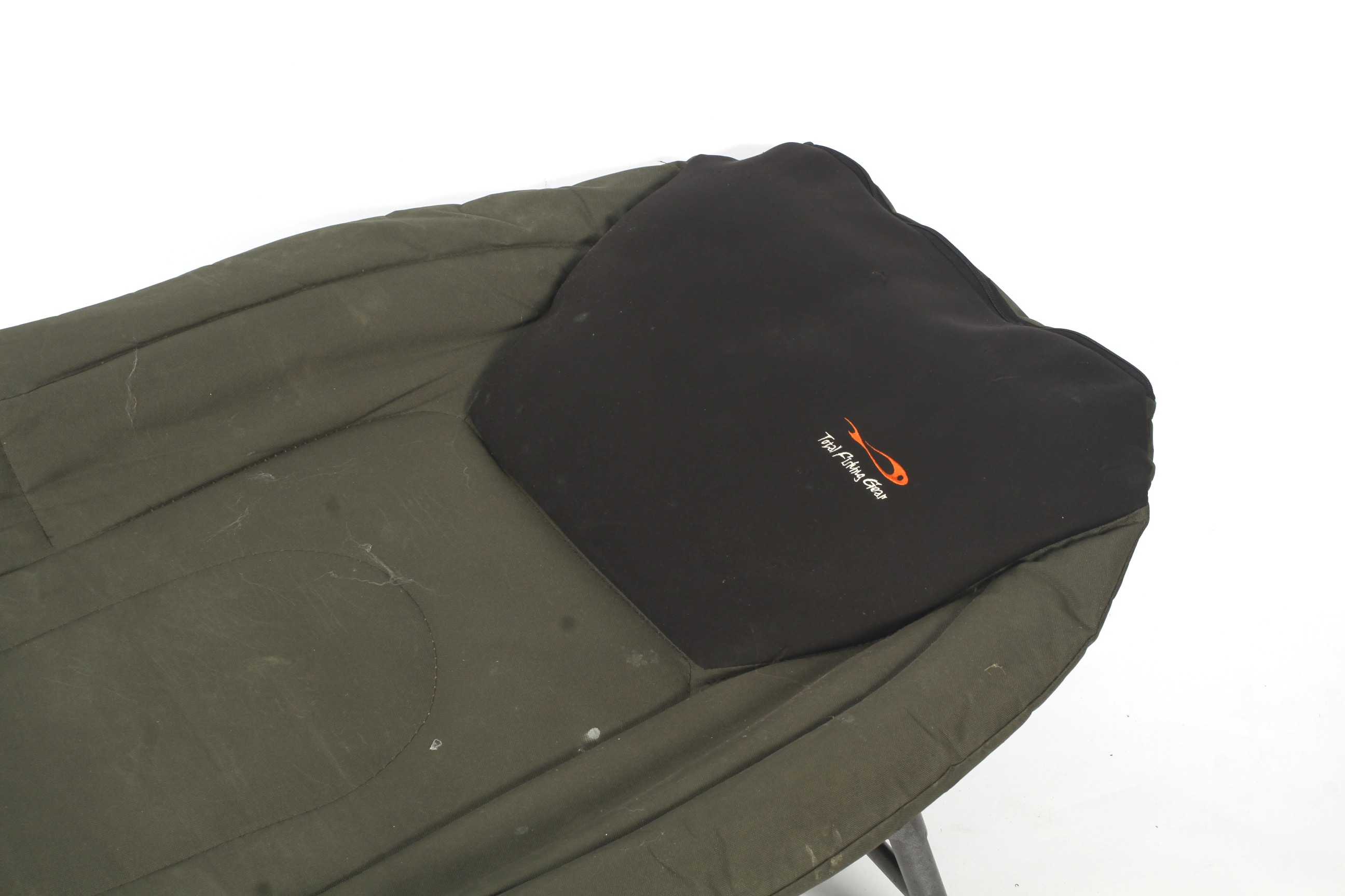 A carp fishing bed chair and a folding day chair. - Image 4 of 9