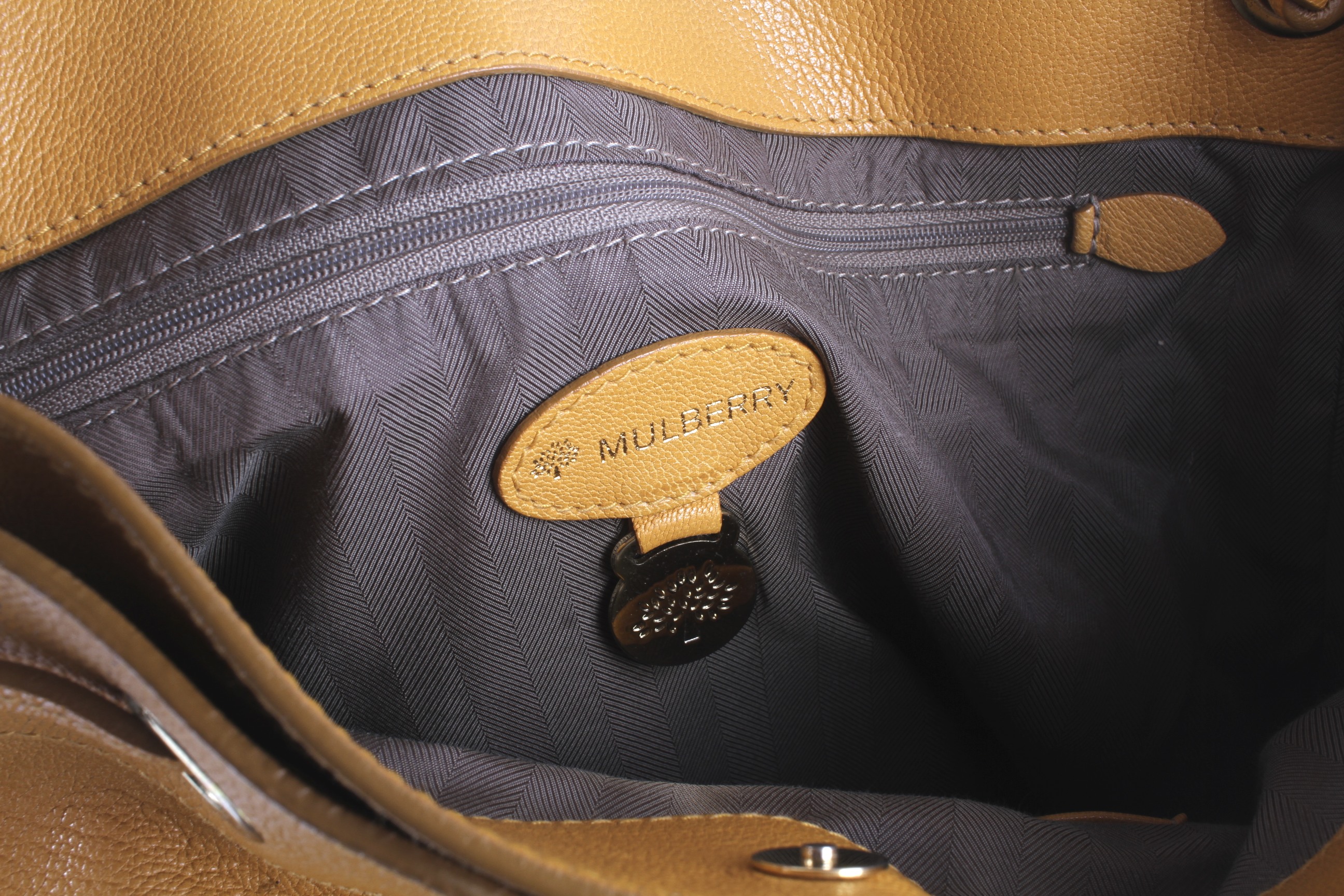 A Mulberry 'Poppy' grained mustard yellow shoulder bag. - Image 3 of 3