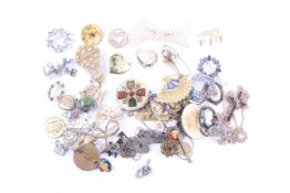 A collection of mostly costume jewellery brooches.