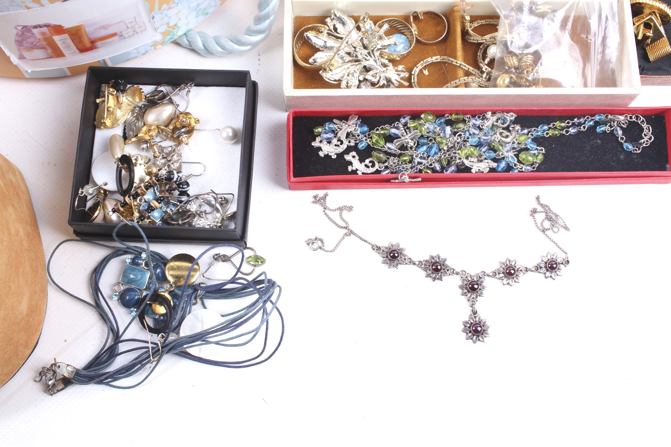 A collection of assorted costume jewellery including a quantity of earrings. - Image 3 of 3