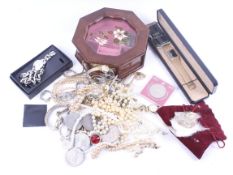 A collection of miscellaneous costume jewellery.