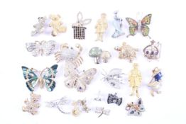 A collection of miscellaneous costume jewellery brooches and jewellery.