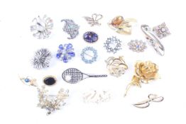 A group of 20 ladies vintage brooches including floral examples