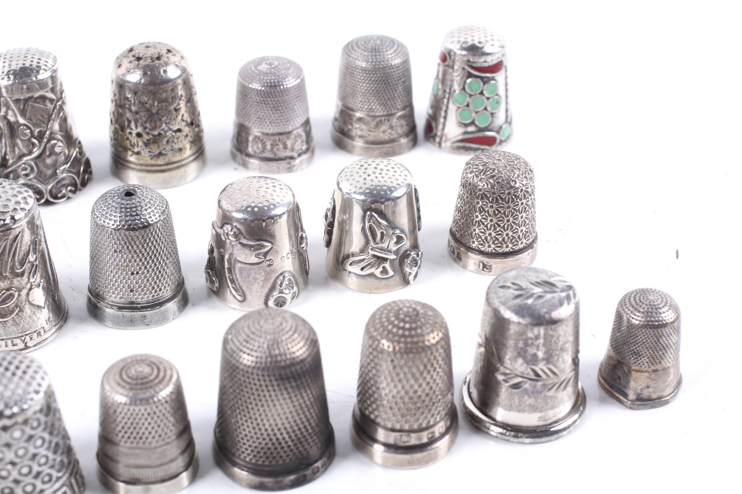 A collection of Victorian and later thimbles. - Image 3 of 3
