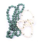A malachite and cultured pearl necklace with silver clasp